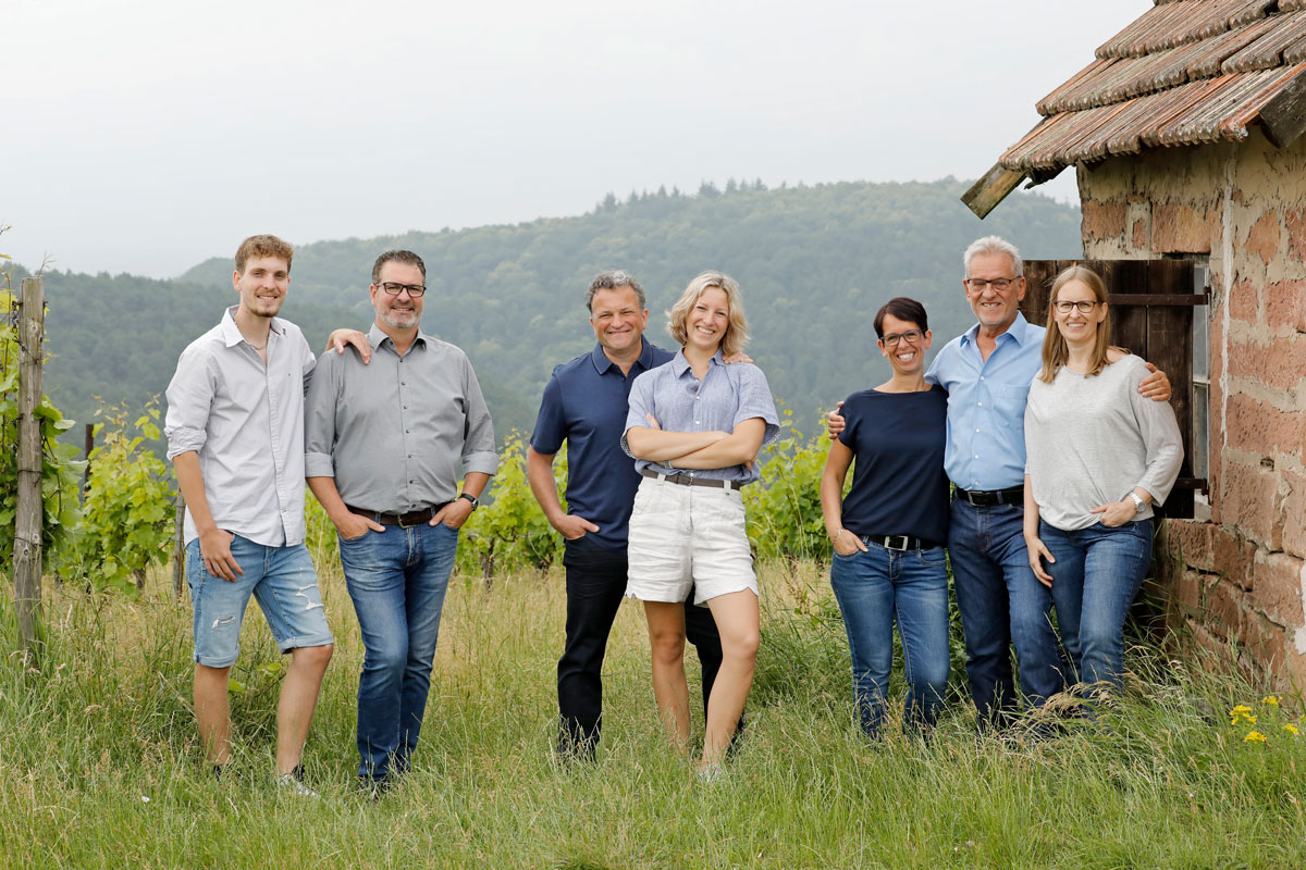 Gruppe von Menschen im Weinberg
